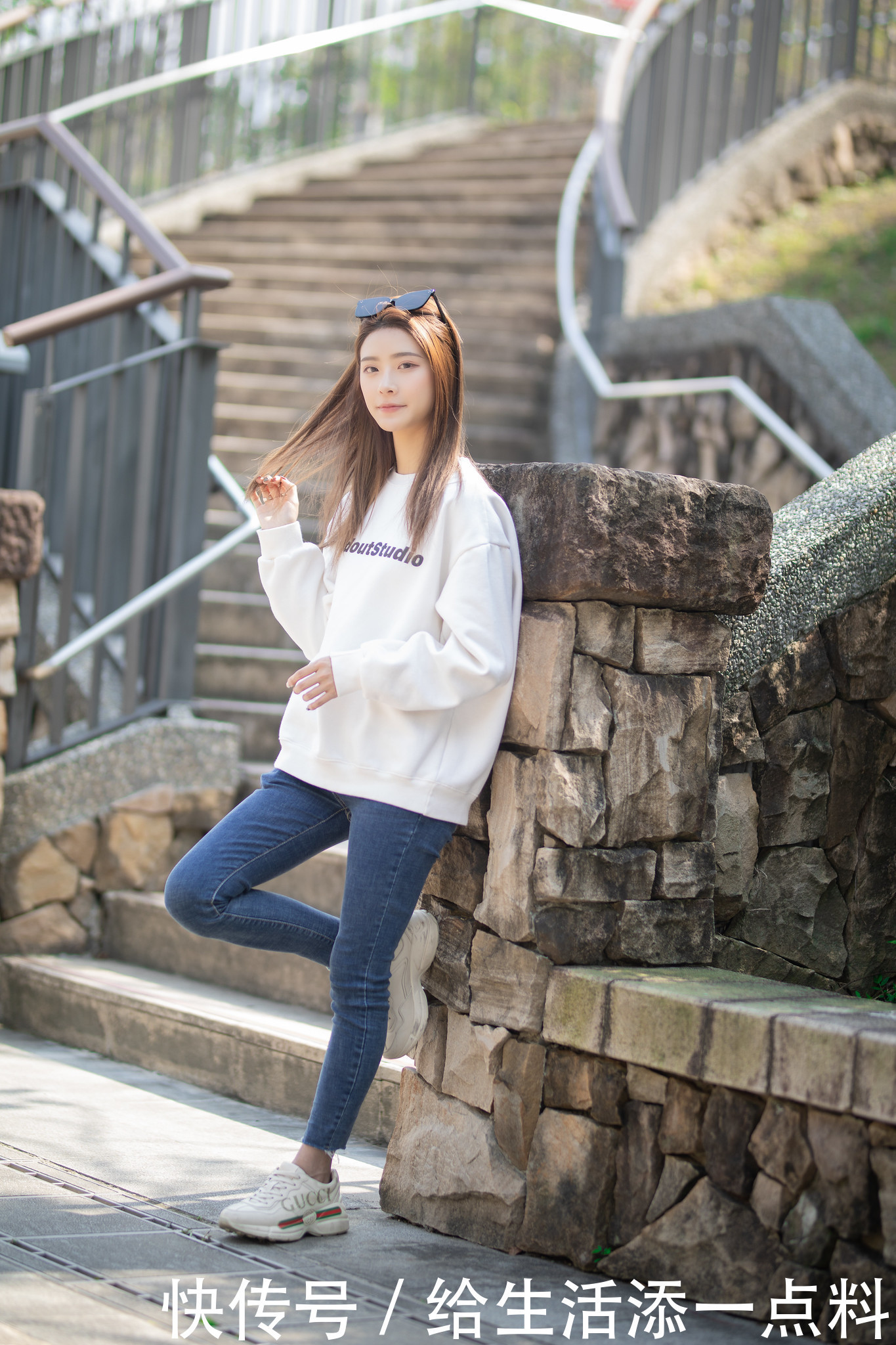 街拍：美女牛仔裤+卫衣时尚又减龄，好气质自带高级感