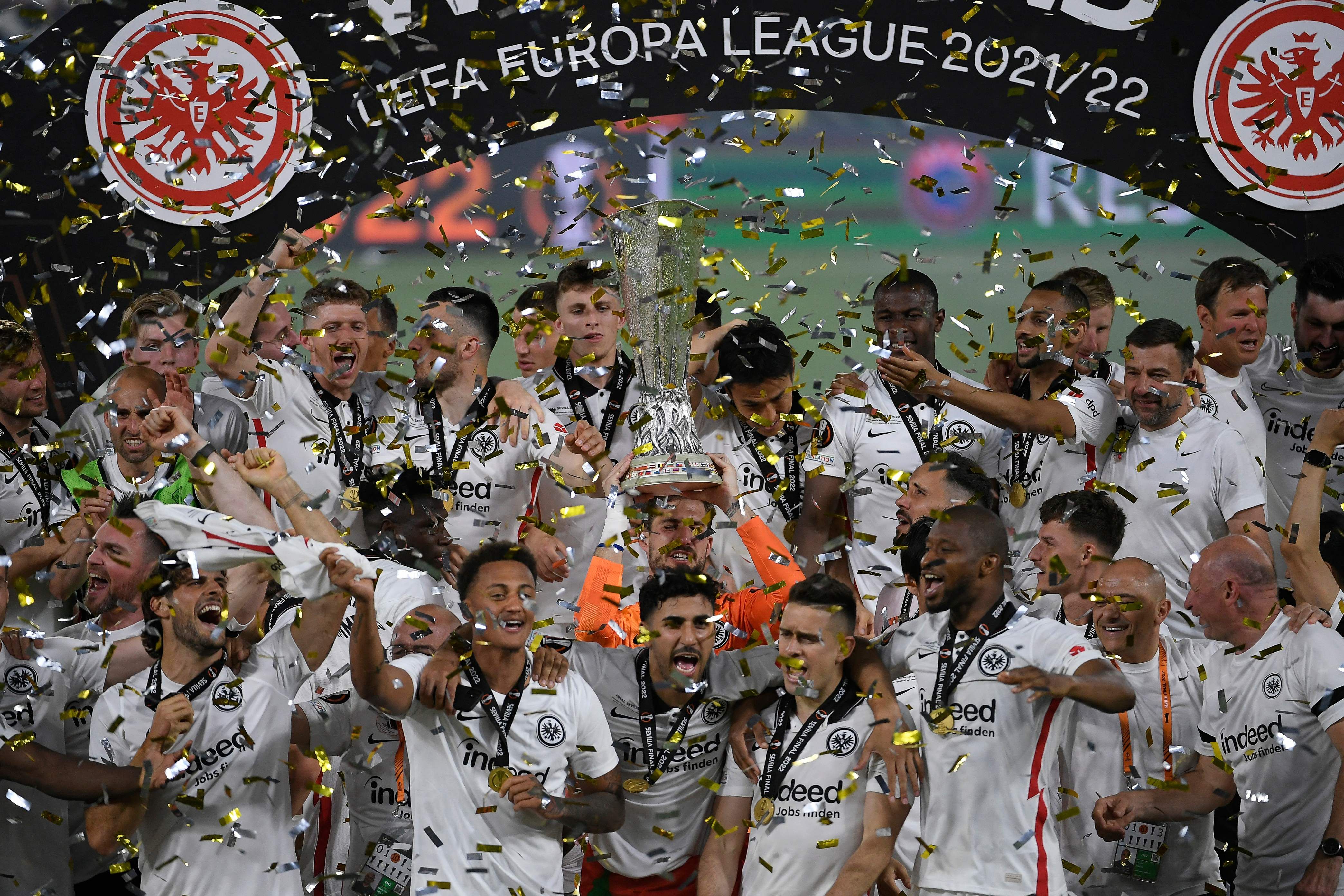 法兰克福点球大战胜格拉斯哥流浪者捧欧联杯冠军