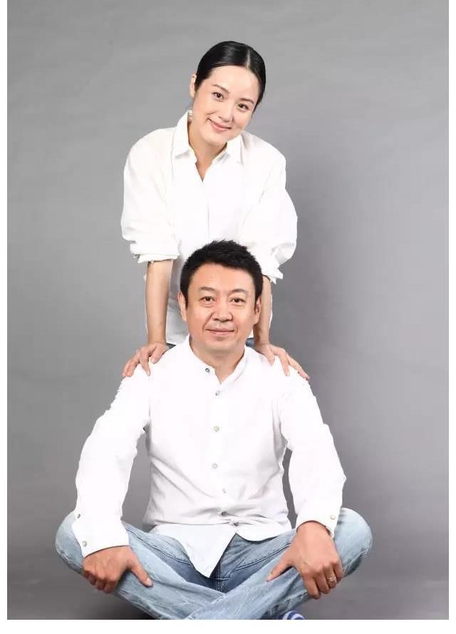 央视《新闻联播》前主播杨柳:一盒樱桃娶歌唱家妻子,47岁做父亲