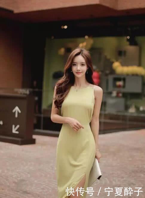 目光|街拍小姐姐一身裙装凸显时尚,修身又展现美感,很吸引路人目光