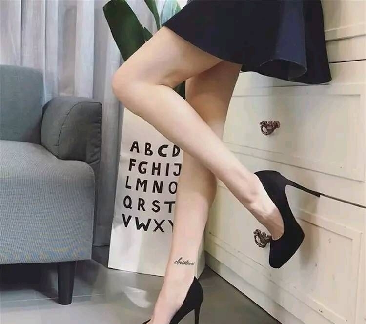 演绎出|细跟鞋轻松演绎出现代化的都市女性形象,尽情凸显自己玲珑的曲线