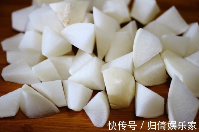 寒冷天炖一锅排骨萝卜汤，做法简单，味道鲜美，家人喝了开胃顺气