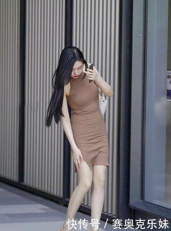 模特穿上挂脖无袖针织连衣裙,举手挥发女性魅力,带点高级感