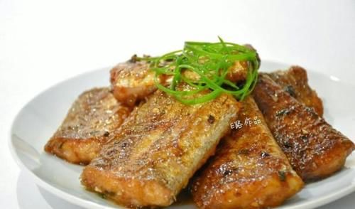 12道油煎出来的特色菜，看着就很有食欲，吃起来鲜香可口回味无穷