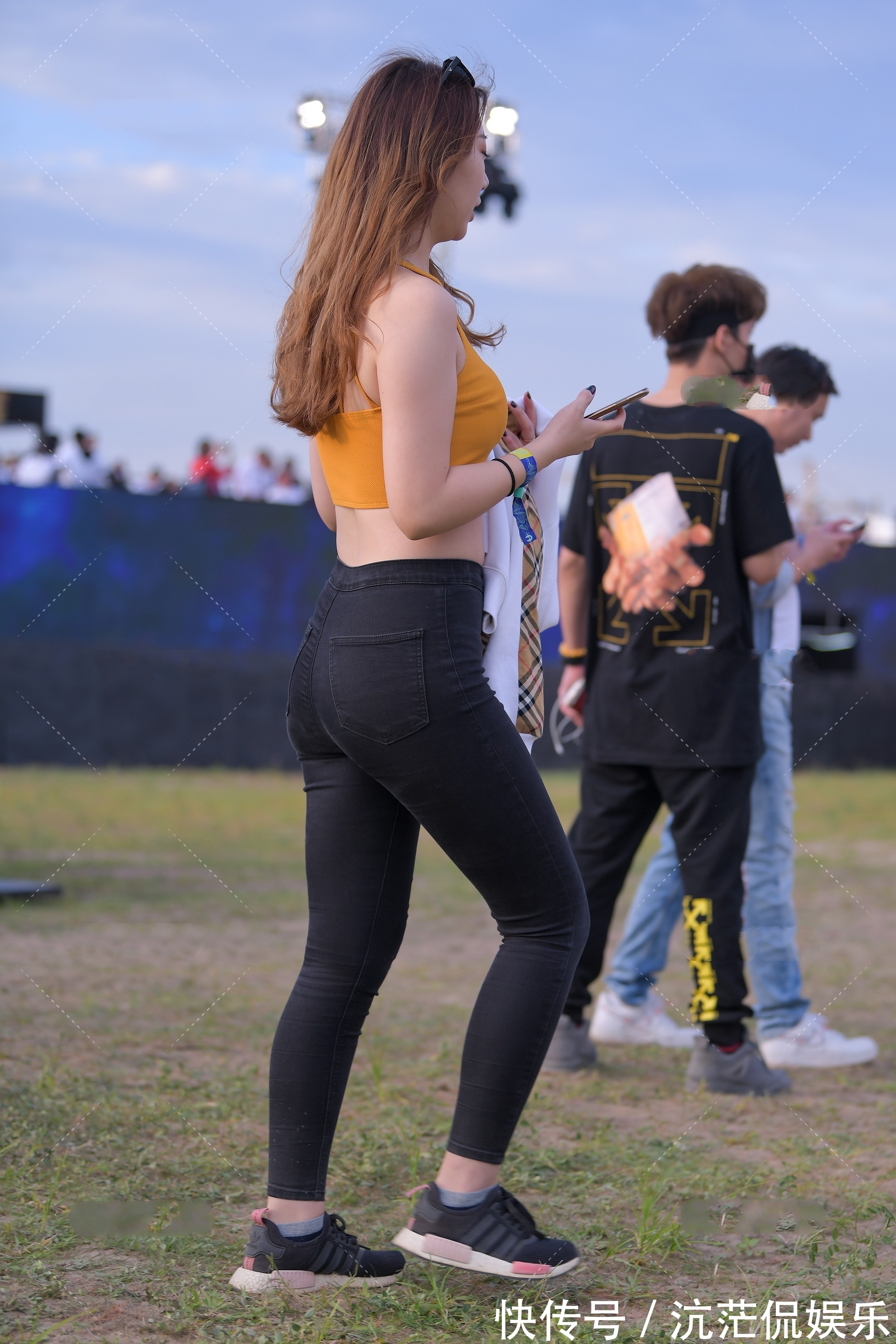 搭配 明黄色小背心搭配黑色修身裤,简单清纯,精致时尚