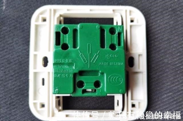 插座|刚入住插座就烧成碳了，只因装修时多说一句话，业主恨死电工了！