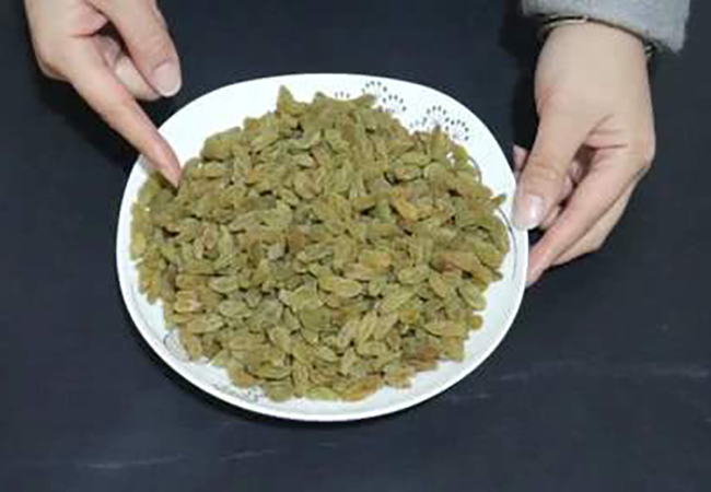 葡萄干直接吃,等于吃灰尘和虫卵,一招教你清干净
