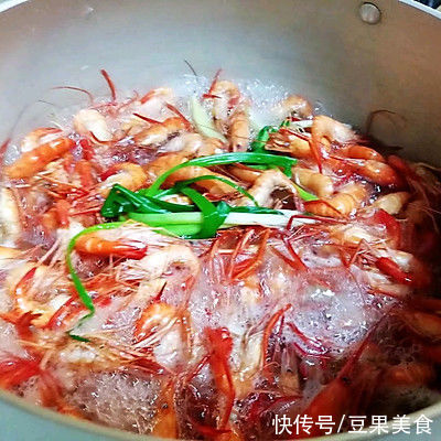 家常菜盐水河虾，虾壳脆虾肉鲜不腥有技巧