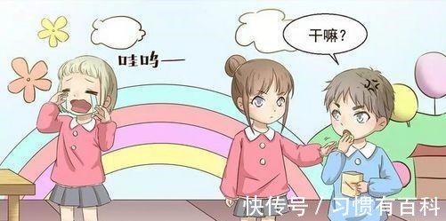 |搞笑漫画 小萝莉上幼儿园, 被男生抢了饼干, 反把男生吓哭!