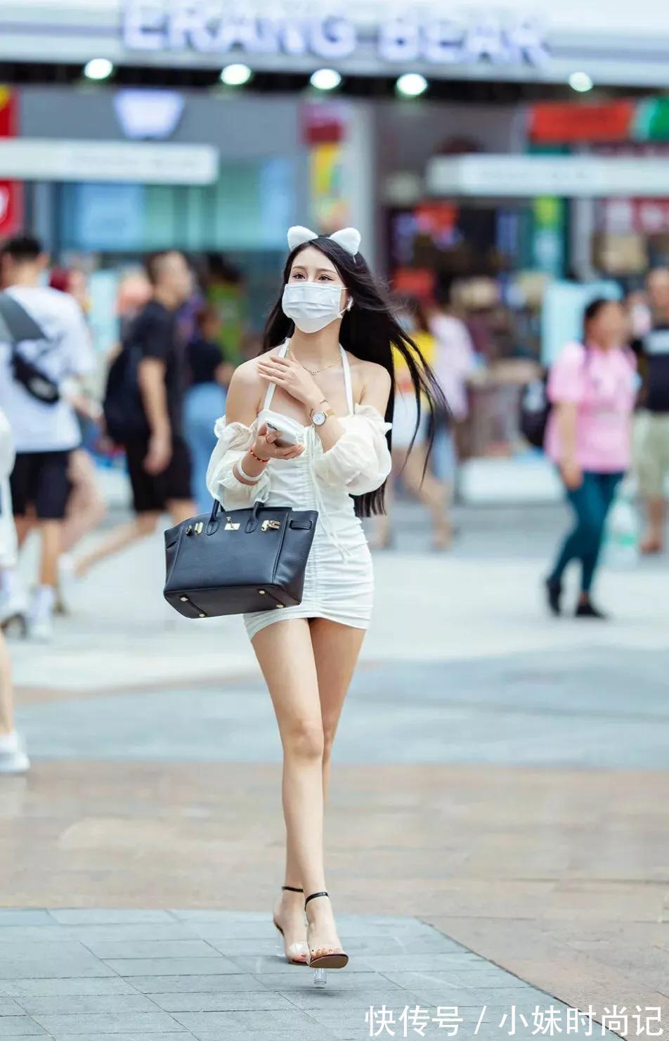 美女 时尚街拍:走路带风的美女,白晳的肤色很亮眼