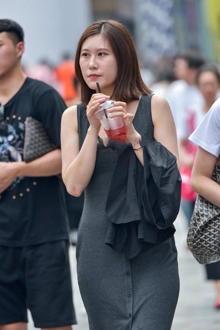 穿搭 墨绿色的无袖上衣,搭配黑色九分裤,整体给人简单清爽利落感觉