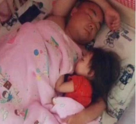 儿子|爸爸搂着女儿睡午觉,镜头一转,网友 儿子应该是赠品