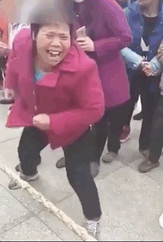 |搞笑GIF：姑娘 虽然你长得挺好看 但你进门的样子我还是笑出了声