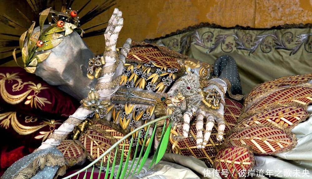 实拍陪葬的金银珠宝和骸骨合为一体,难以分开,太珍贵了!