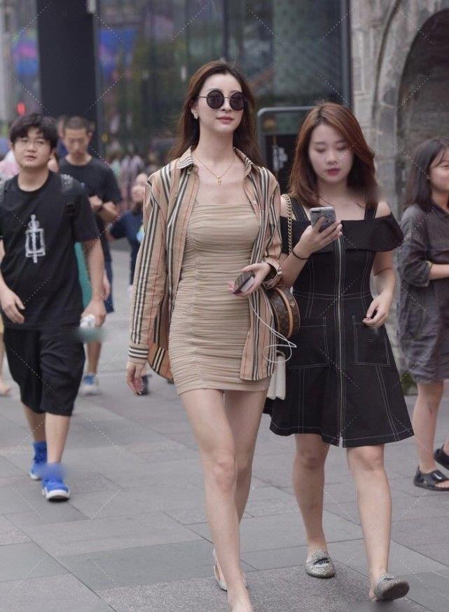 裙装 小姐姐抹胸裙装搭配衬衫外套,时髦性感,妖娆迷人