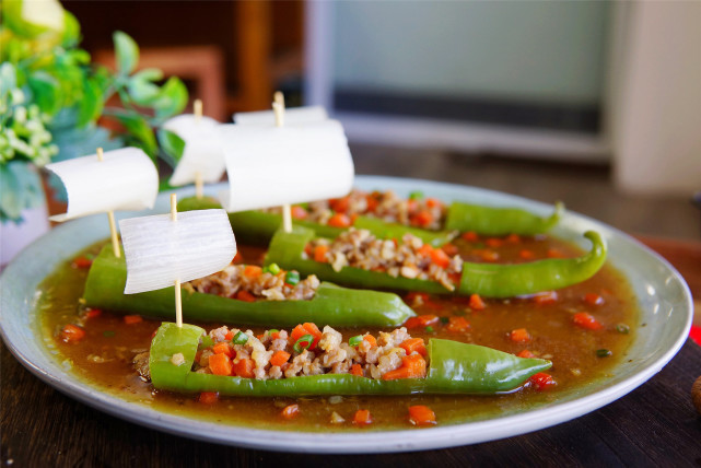  年夜饭上加盘“一帆风顺”，几个青椒蒸一蒸，鲜香解馋，寓意好
