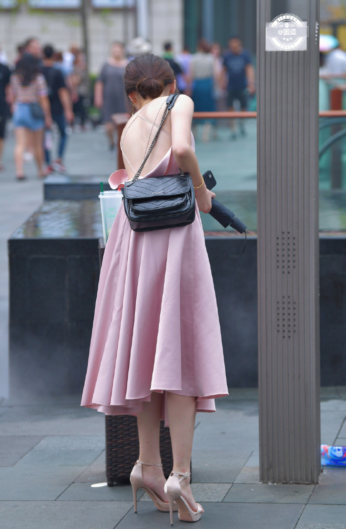 小姐姐|成熟的女人也很美,小姐姐粉色真丝裙秀性感身材