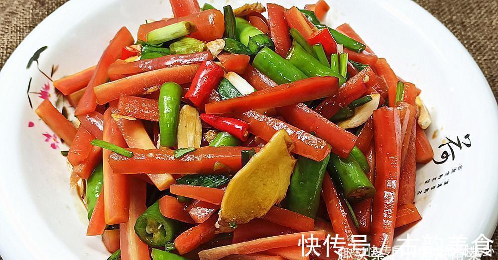 小猫|胡萝卜别再炒着吃了,教你做成小腌菜,清脆爽口过瘾,好吃下饭