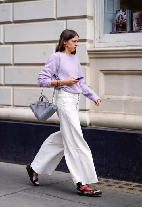 时髦的女人很少选阔腿裤了，今年流行的是“豆腐裤”，显瘦又显高