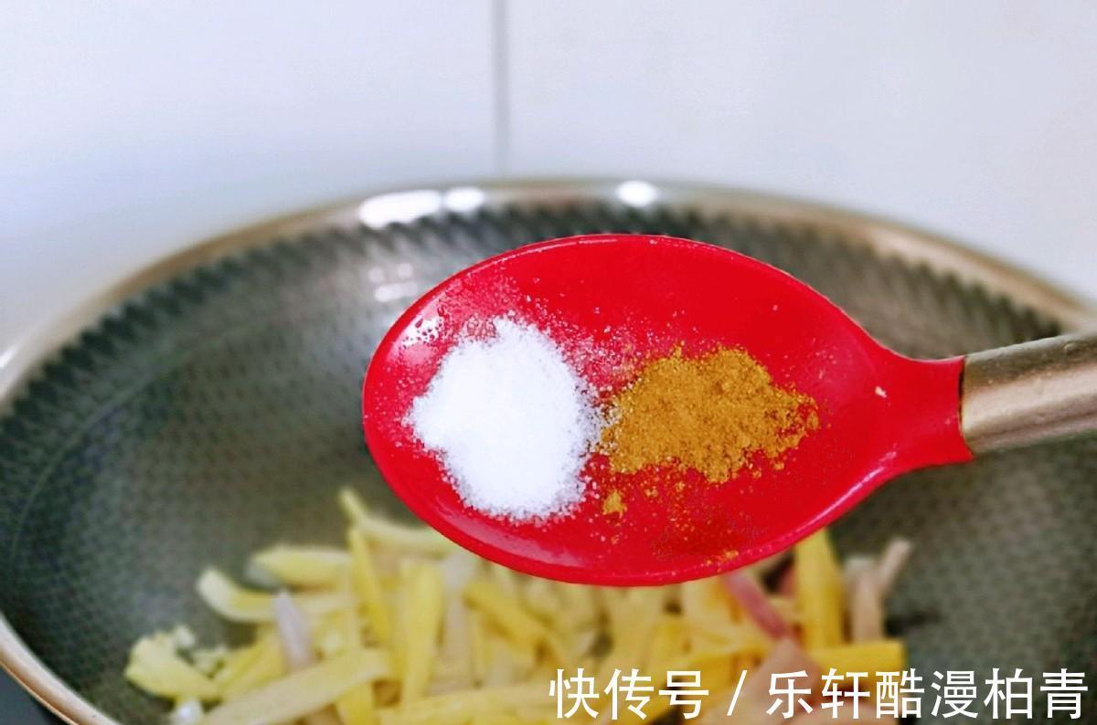 降血脂|杏鲍菇这样做，大人孩子都爱吃，加入鱿鱼一起炒，味道更加鲜美