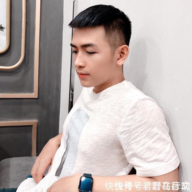 头发 男生“中分发型”已经out了,今秋留这4款潮男发型,个性帅气