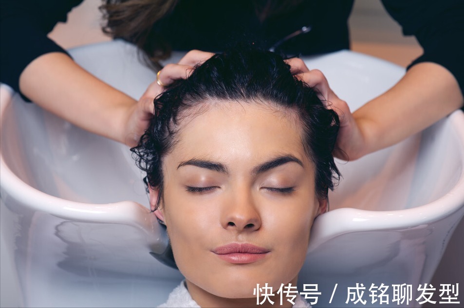 卷度|烫发后必须三天才能洗头?这样做可能更伤头发,看完这三点就知道