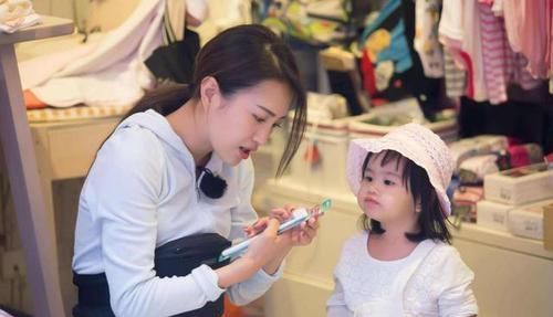 大战|三胞胎姐妹“纸巾大战”,现场一片狼藉,宝妈:能塞回去俩吗?