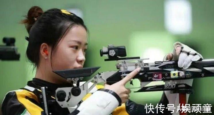 比赛|杨倩比赛结束后回老家，邻居太“热情”怼脸拍，杨倩表情引热议