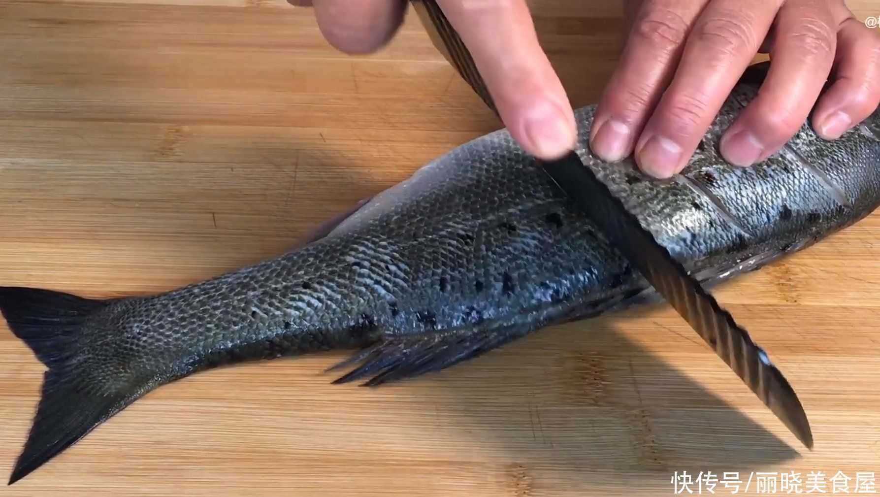 不管煎什么鱼，切记不要直接下锅，教你一招，不粘锅不掉皮