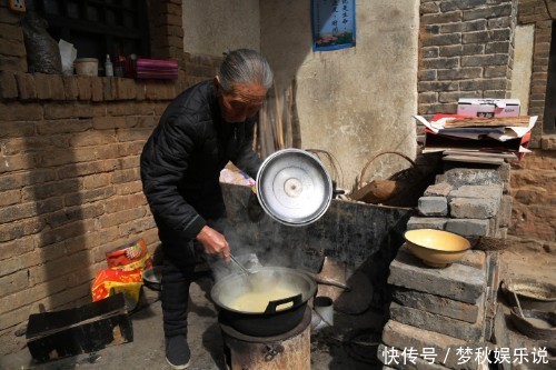  河南91岁奶奶隐居百年石头村，采山花吃野菜饺子，看她活成啥样子