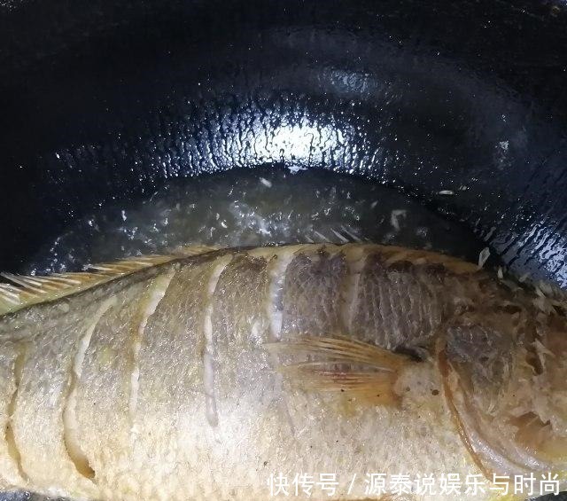 红烧大黄花鱼,鱼肉鲜嫩,汤汁浓郁
