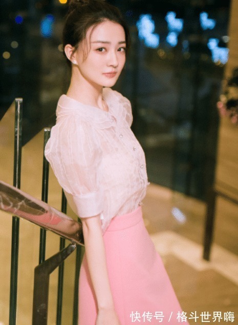 娃娃领|徐璐美颜开得也太过,差点让人认不出,多亏秀出了“漫画腿”!