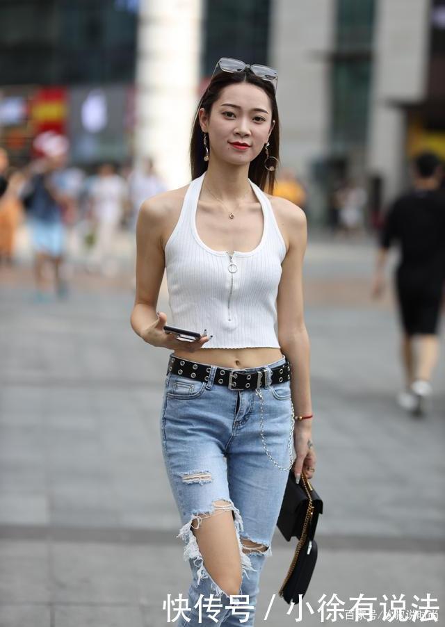 时尚|想让自己的造型充满时尚,一条紧身破洞牛仔裤就可以,大方且耐看