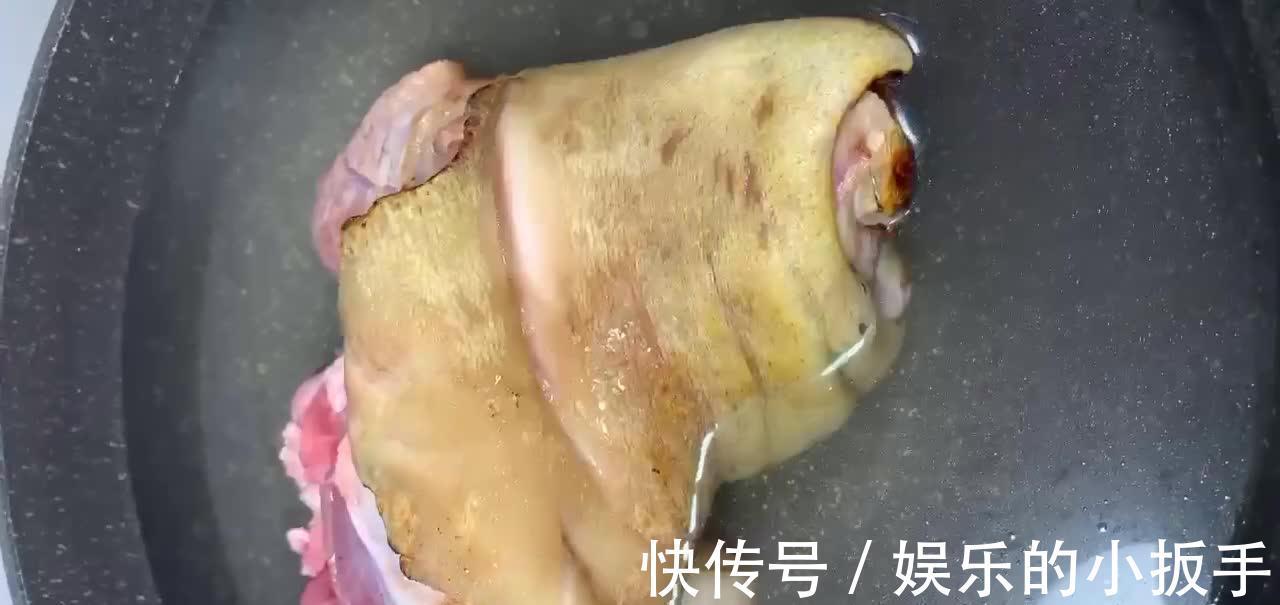 红烧肘子，软嫩入味咸香味美，过年过节时的压轴大菜