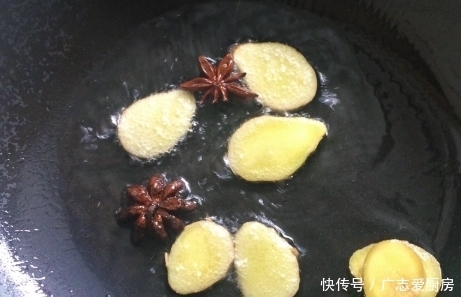 做红烧肉,别加水炖煮了,用上1个技巧,红烧肉香嫩多汁,还不腻