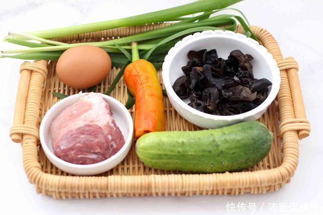 打卤面|天越热越要吃热面,黄瓜肉丁打卤面,越吃越爽,吃完一身爽