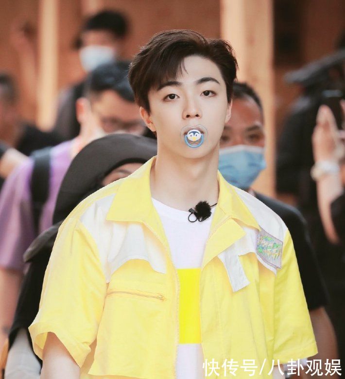 路透图|牛气满满的哥哥路透照,陈立农含奶嘴,我却被王耀庆的菠萝头吸引