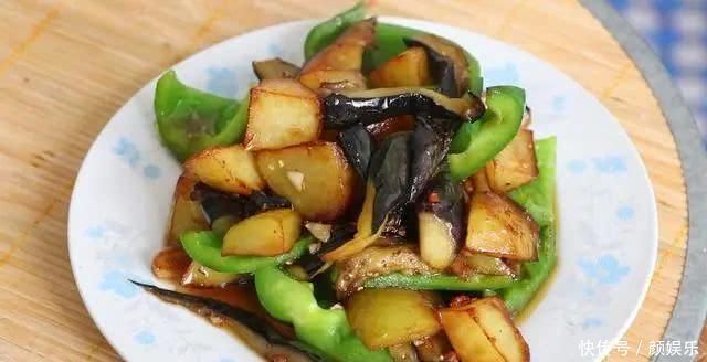 教你做素菜地三鲜,茄子土豆青椒,炒在一起原来那么好吃