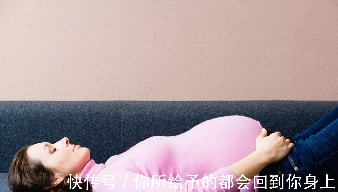 翻身|孕中期以后,如果孕妇睡觉经常翻身,胎儿可能要吃三种“苦头”