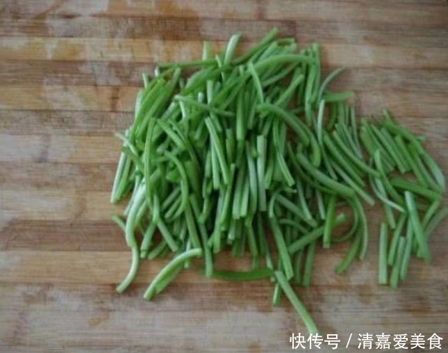  做法|老妈把“红薯杆”换个新做法，变成美味的凉拌菜，端上桌就光盘！