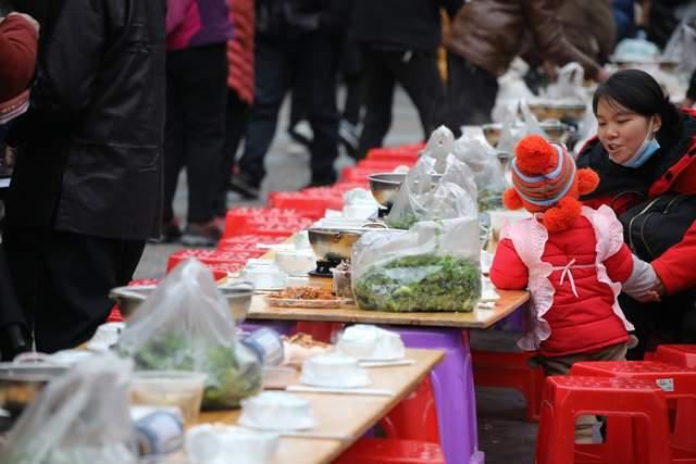  铲子|在贵州侗寨感受侗年的“奇特风俗”，铲子铲肉，千人同桌喝酒吃饭