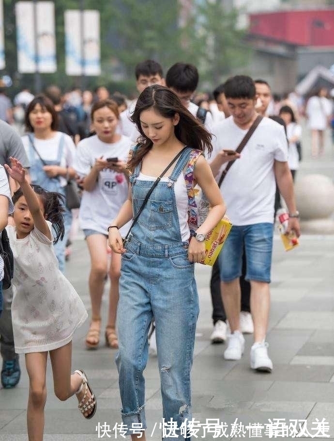 靓妹|街拍：霸气靓妹穿搭时尚逛大街，漂亮美丽又性感。