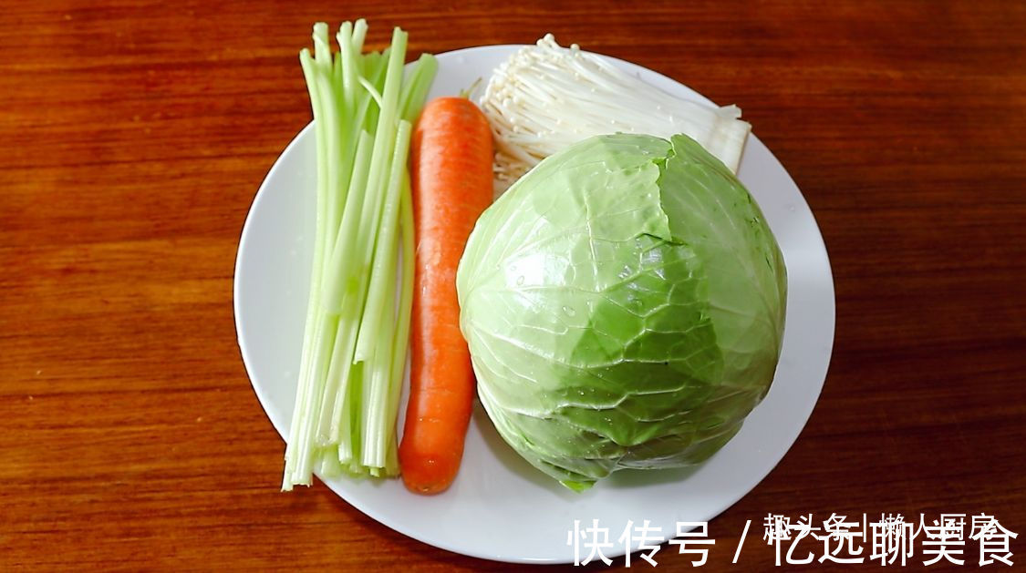 小段|夏天我家就爱这样吃包菜,1.5元一个包菜,人人都吃得起