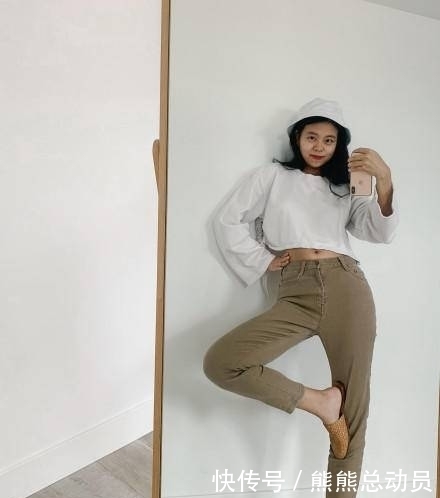 熟龄女性就别硬套日系小清新了，这样穿搭，知性又有女人味