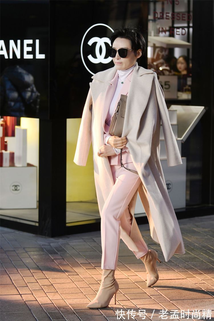 搭配 街拍:美女搭配一套粉色西装,披着一件风衣,给人非常酷的感觉!