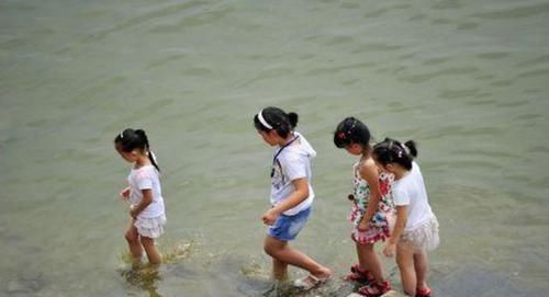 小孩|两小孩不慎落水,爸爸先救自己儿子惹非议,霸气回怼让人哑口无言