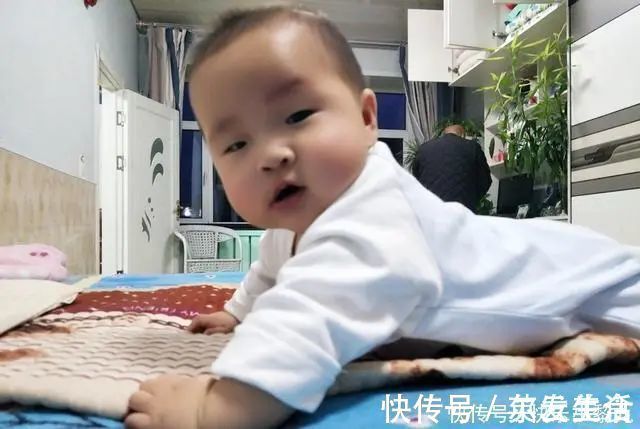 满床|宝宝睡觉总“满床滚”,可能带娃方式不太对,3个问题家长要上心