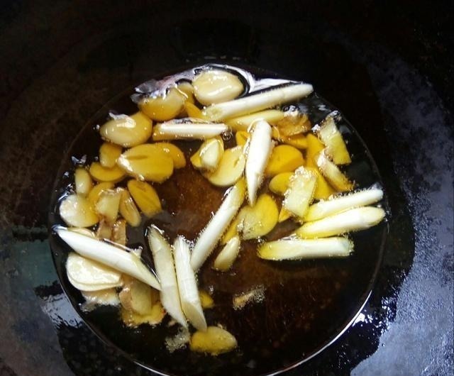 炖鱼时,“两种调料”不能放,否则鱼腥味很大,又难吃