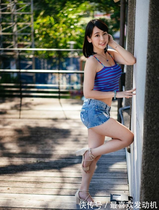 拉丝 冰丝针织吊带背心搭配牛仔短裤,简单又时尚穿出高级感