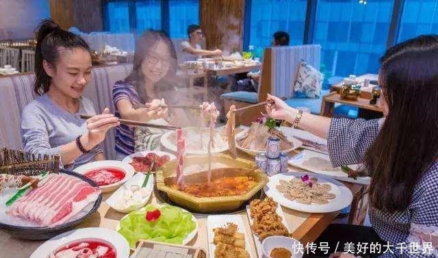 吃火锅时，肉下面为什么铺一片生菜，可以吃吗员工告诉你答案